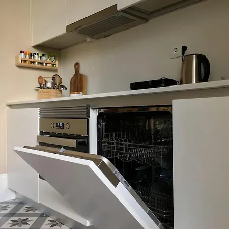 Location With Balcony & Equipped Kitchen 포르투
