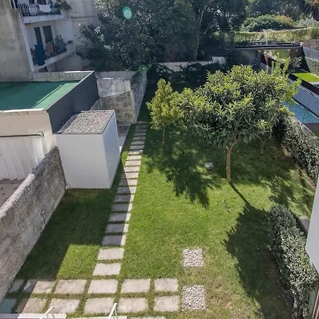 Location With Balcony & Equipped Kitchen 포르투