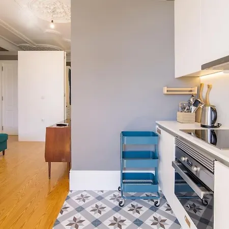 Location With Balcony & Equipped Kitchen *