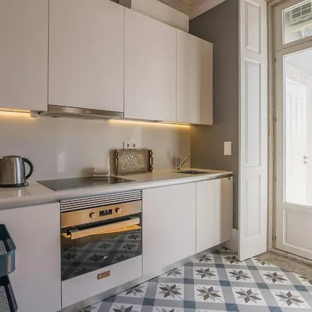 Lejlighed Location With Balcony & Equipped Kitchen