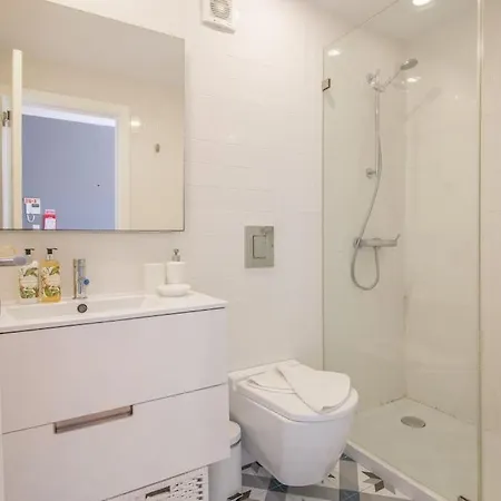 Location With Balcony & Equipped Kitchen * Porto