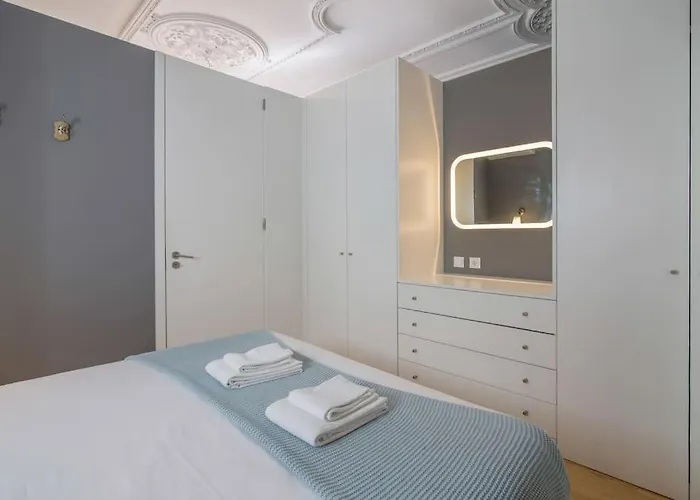 Location With Balcony & Equipped Kitchen *