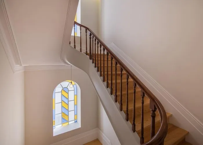 Location With Balcony & Equipped Kitchen *