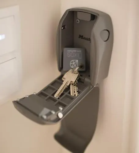 Location With Balcony & Equipped Kitchen 公寓 *