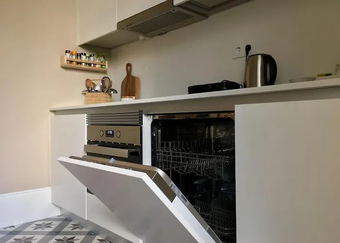 Location With Balcony & Equipped Kitchen Oporto