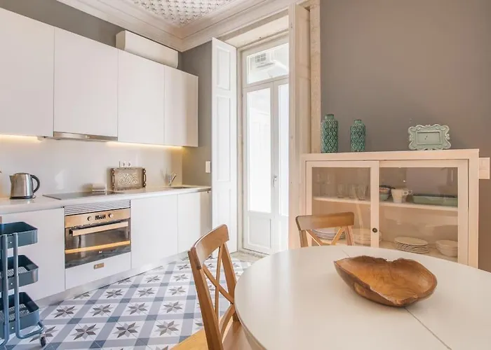 Location With Balcony & Equipped Kitchen Appartement Oporto