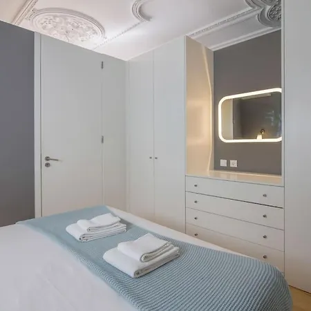 Location With Balcony & Equipped Kitchen *