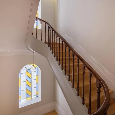 Location With Balcony & Equipped Kitchen *