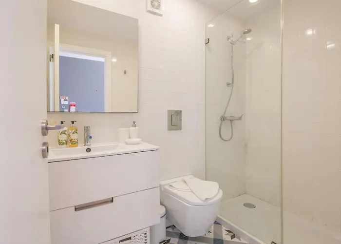 Location With Balcony & Equipped Kitchen * Porto