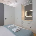 Location With Balcony & Equipped Kitchen *