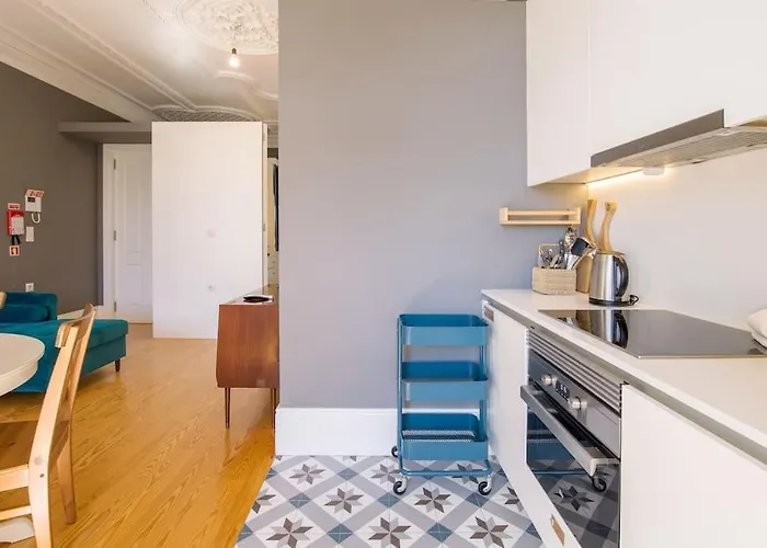 Location With Balcony & Equipped Kitchen *